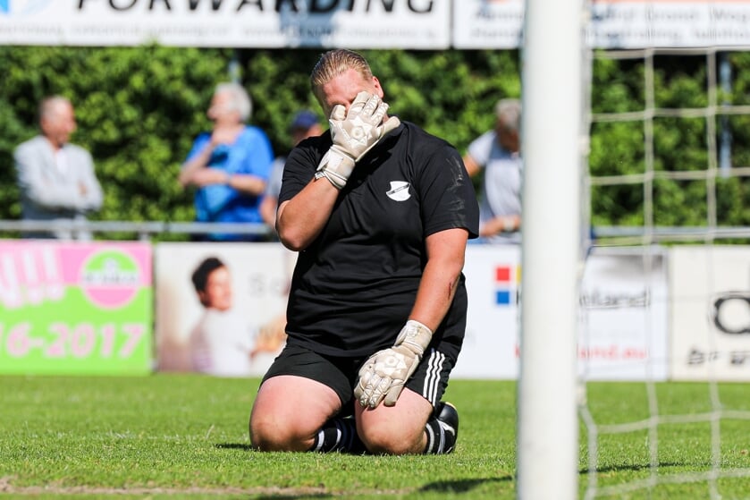 • Vuren-doelman Tim Ritmeeste baalt als een stekker na de 3-1 van De Alblas.