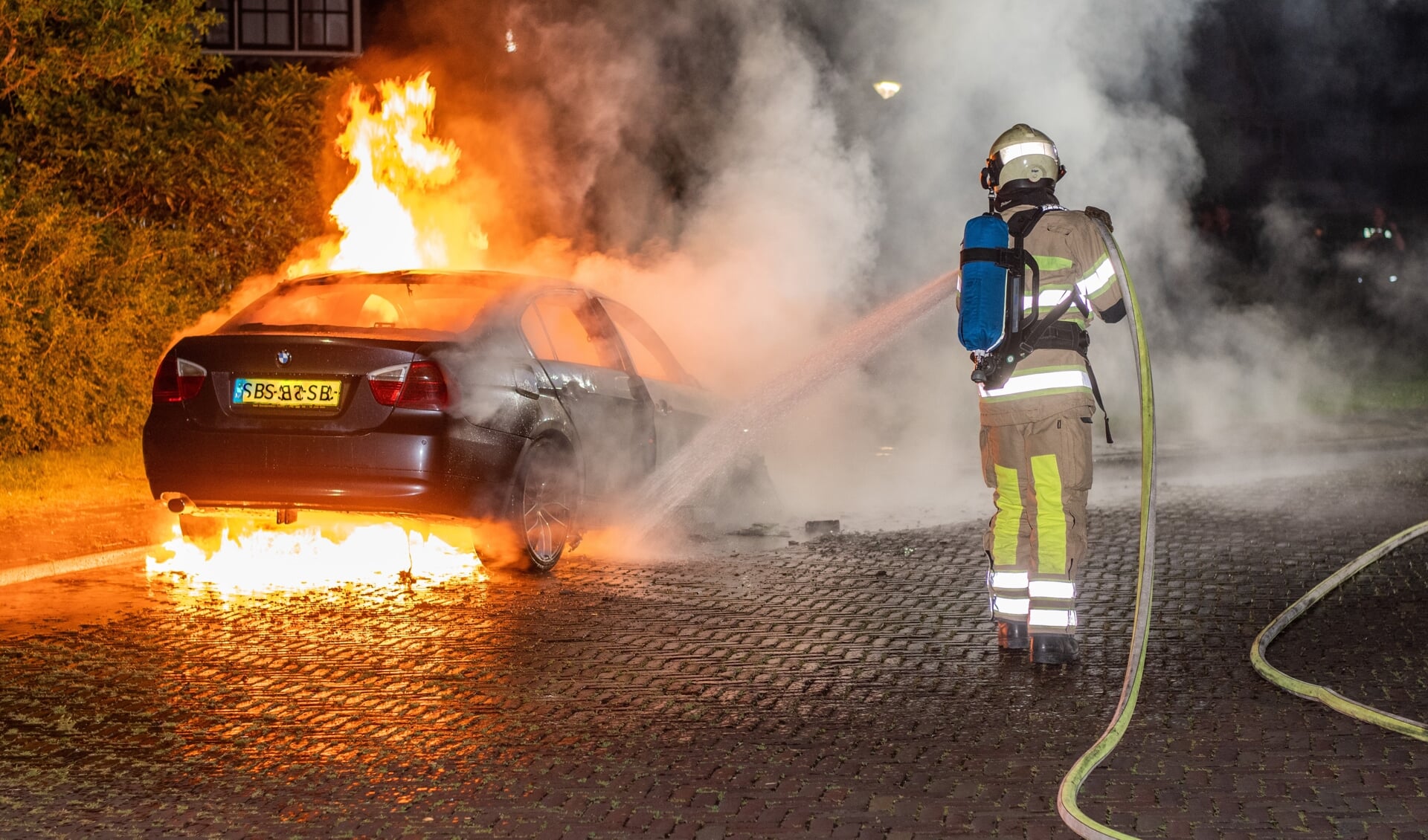 • De brand was al zo heftig dat de auto helemaal als verloren kon worden beschouwd. 