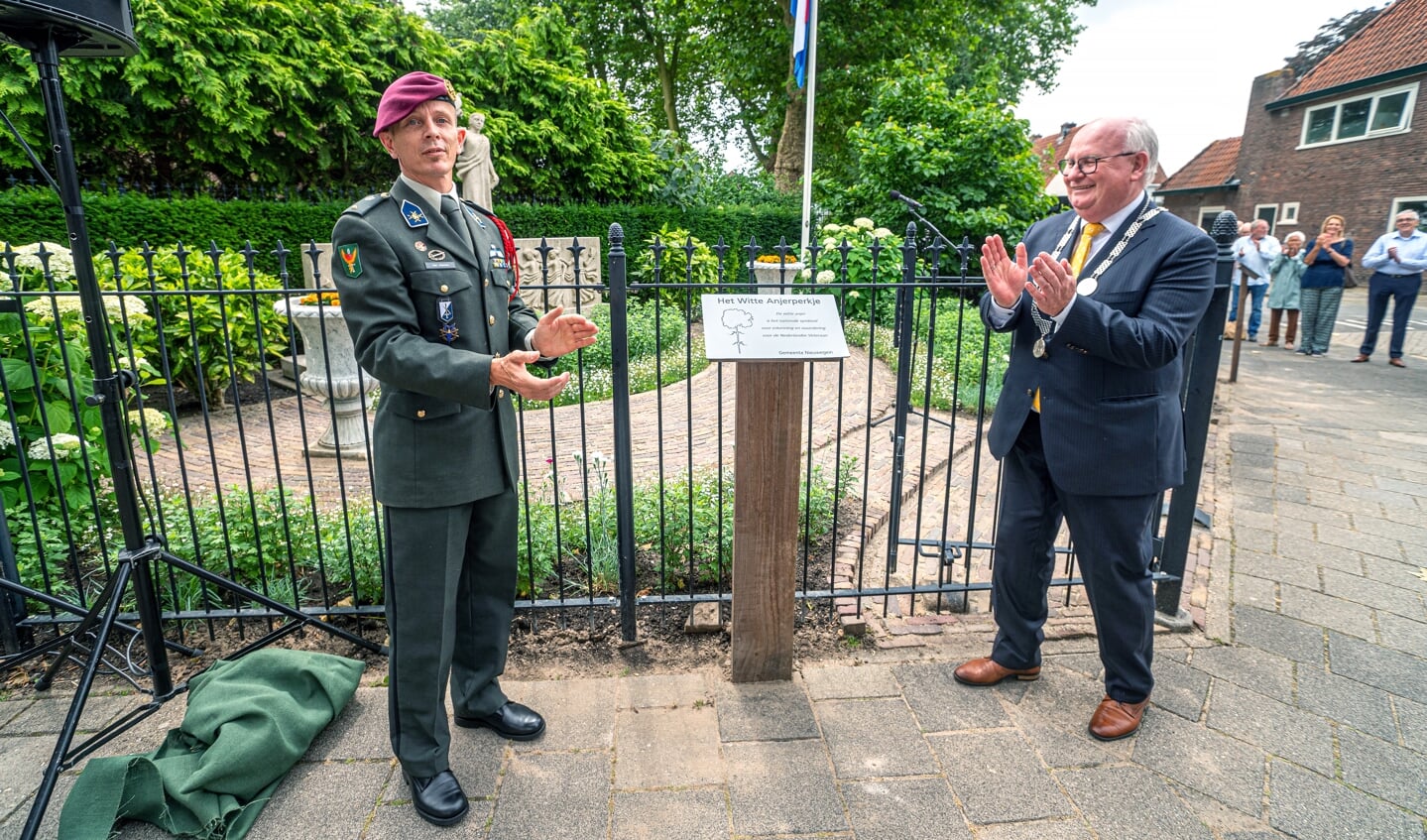 Onthulling witte anjerperkje bij het oorlogsmonument aan de Nedereindseweg.