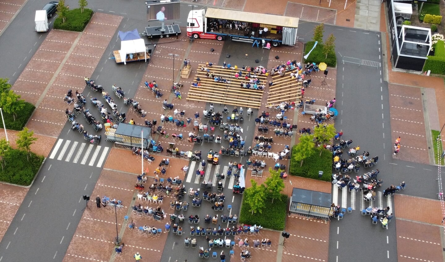 De openlucht bijeenkomst wordt gehouden op het parkeerterrein van winkelcentrum Timmer te Lienden