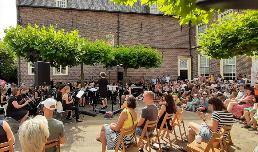 <p>• Heerlijk genieten van het orkest op het Weeshuisplein.</p>