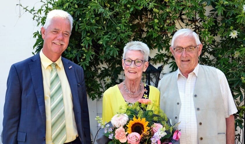 Locoburgemeester Johan van Everdingen feliciteerde het bruidspaar.