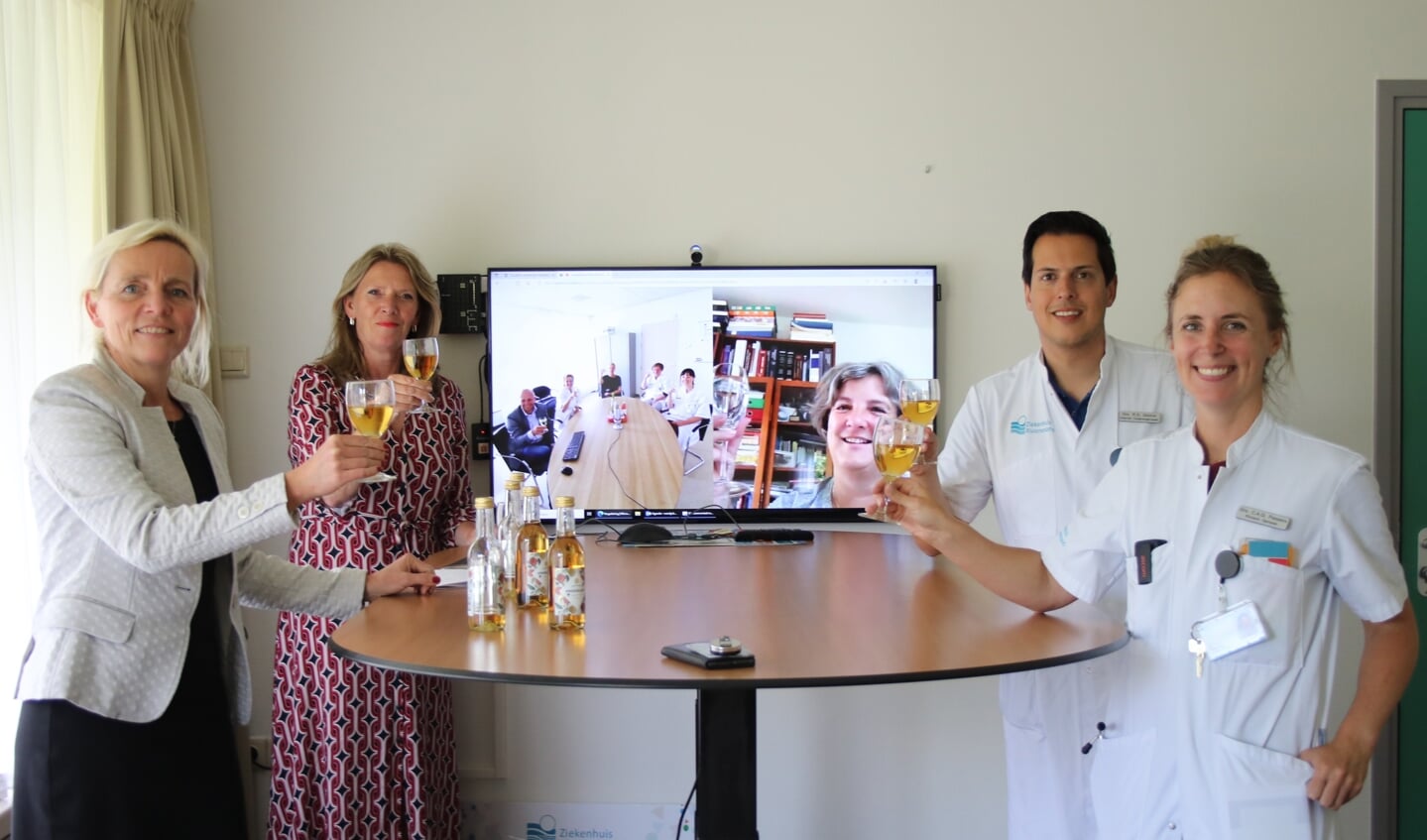 v.l.n.r. Wendy Bosboom, lid Raad van Bestuur, Petra Huijzer, zorgmanager, Ramon Dekker, internist ouderengeneeskunde en Claran Pessers, klinisch geriater. Via het scherm heffen zij het glas met de collega’s uit het Beatrixziekenhuis in Gorinchem, te weten Mariëlle Bartholomeus, lid Raad van Bestuur, Erwin Monteban, zorgmanager, en de vakgroep geriatrie.