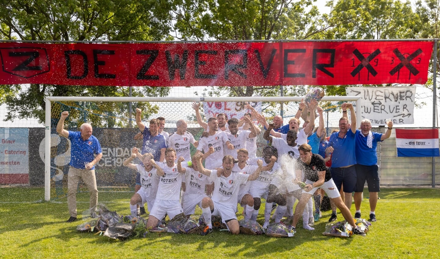 • De Zwerver promoveert naar eerste klasse.