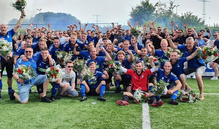 • Bergambacht promoveert naar derde klasse.