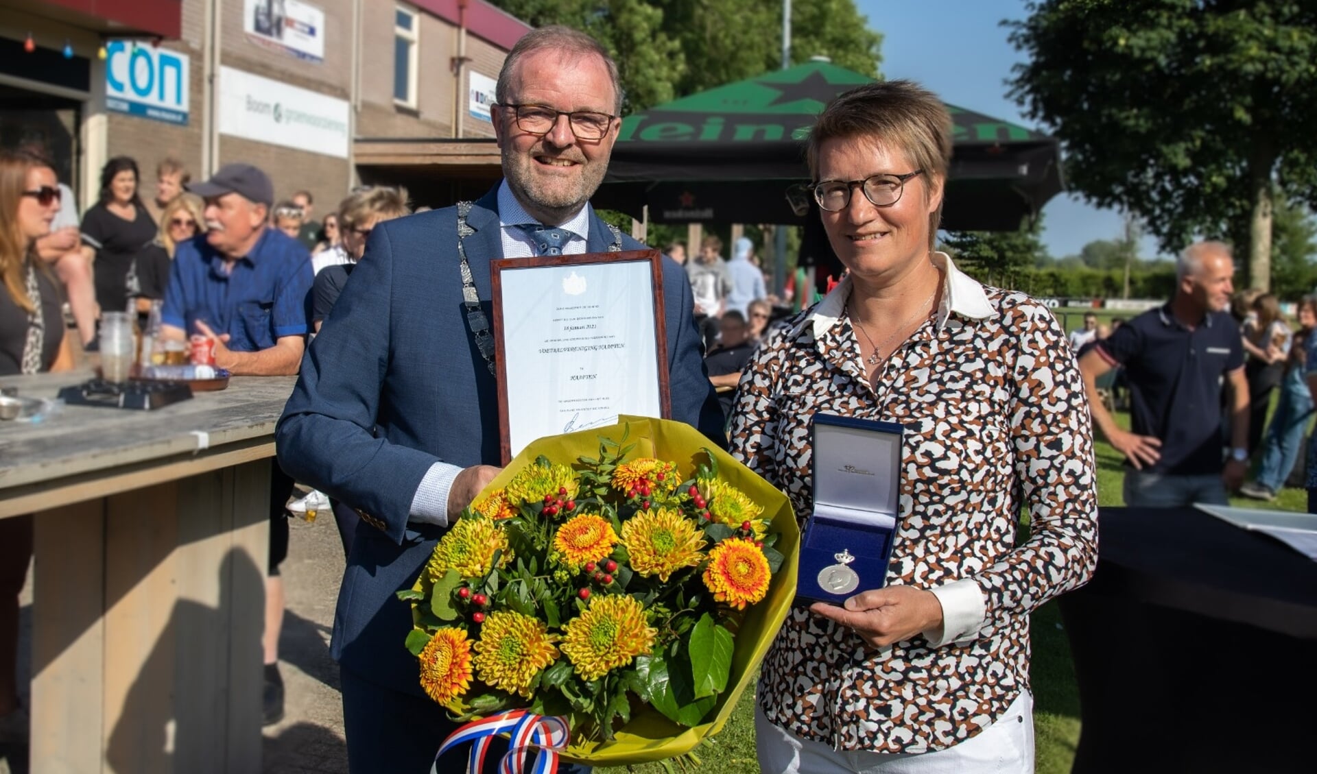 • Burgemeester Servaas Stoop overhandigt de koninklijke erepenning aan Heleen de Wit.