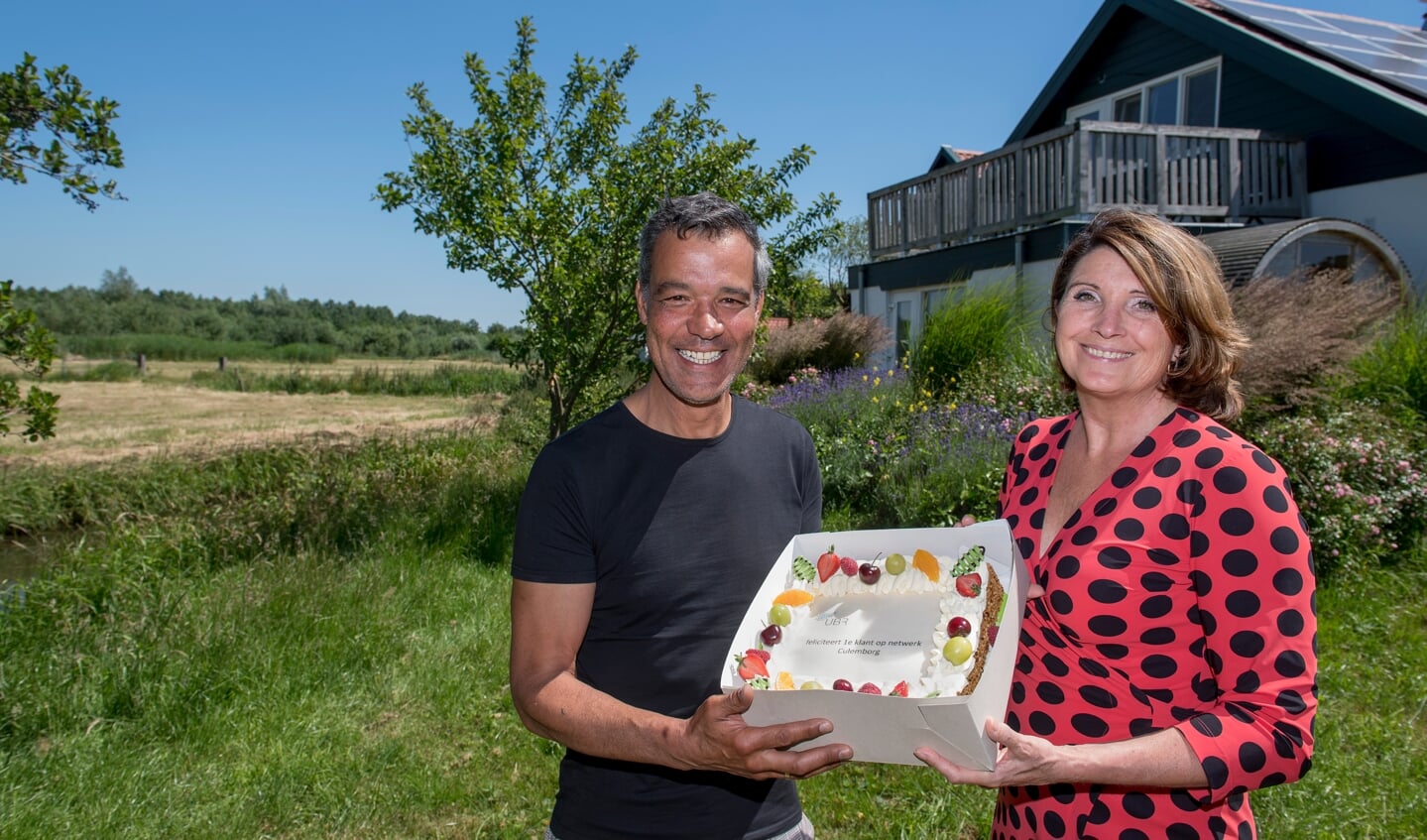 • Wethouder Monica Wichgers overhandigt een taart aan Bas - eerste gebruiker glasvezel buitengebied Culemborg -