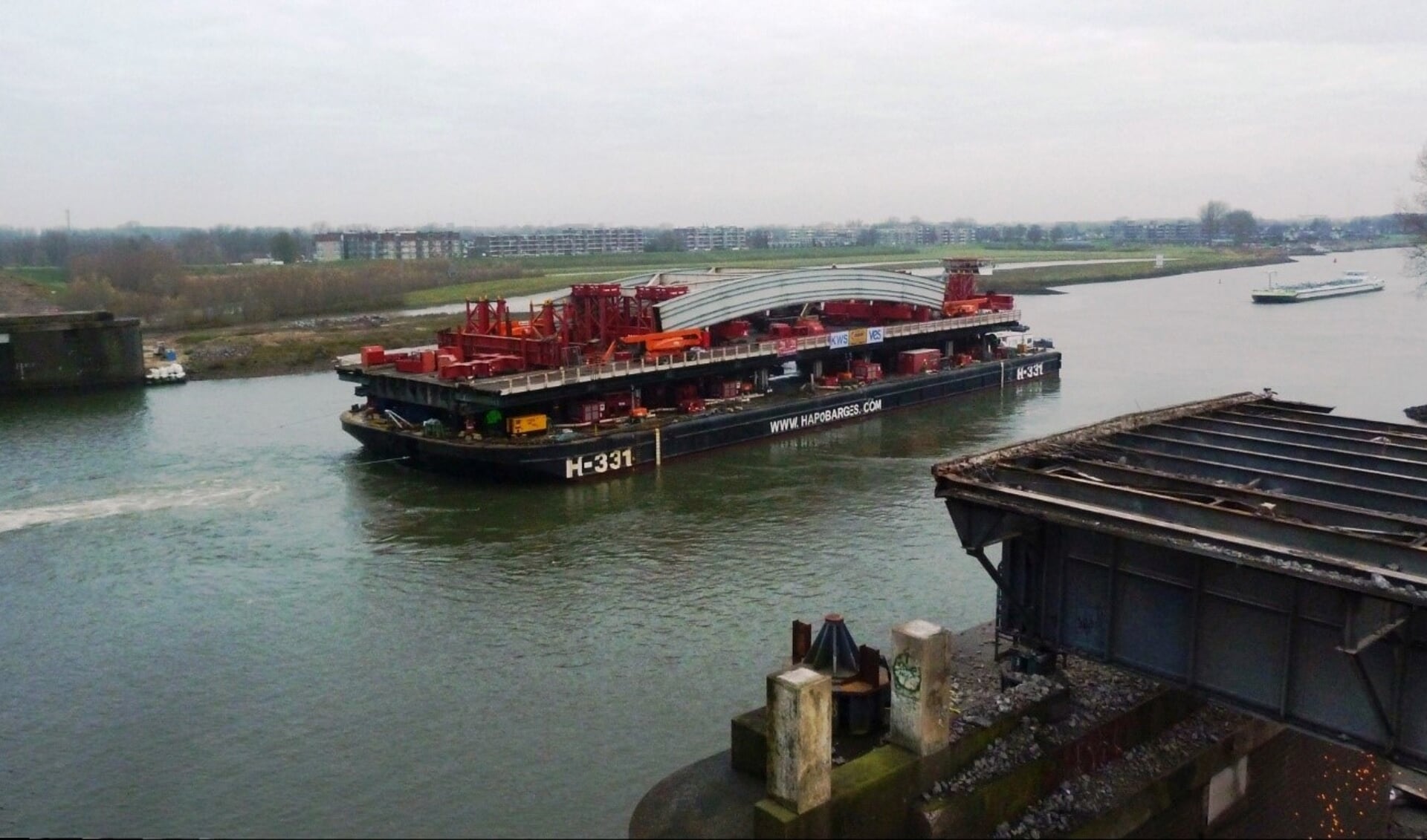 Op 13 december 2021 voer het restant van de boogbrug naar de werf van Mammoet in Schiedam.