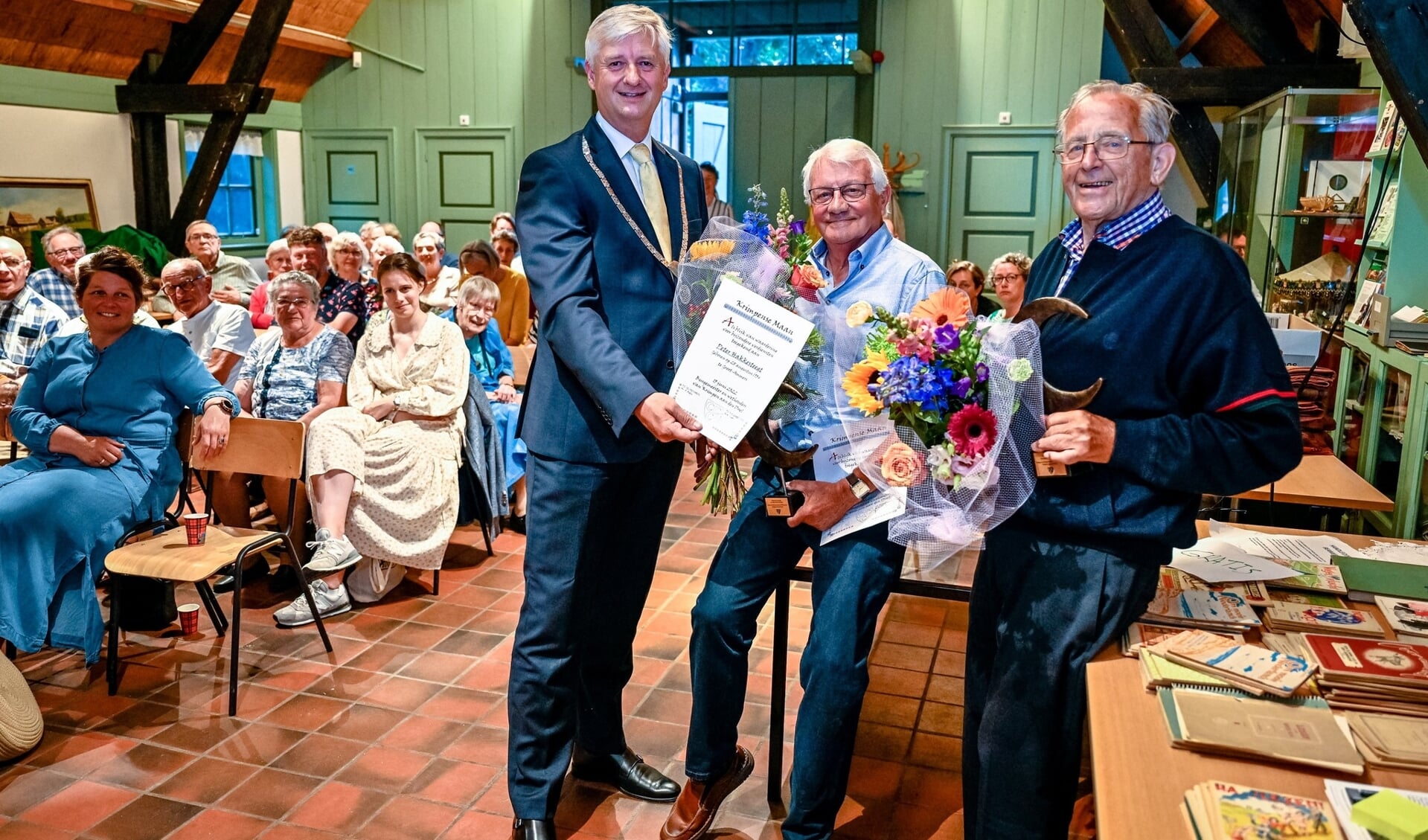 • Cees Loeve en Peter Hakkesteegt ontvangen de onderscheiding.