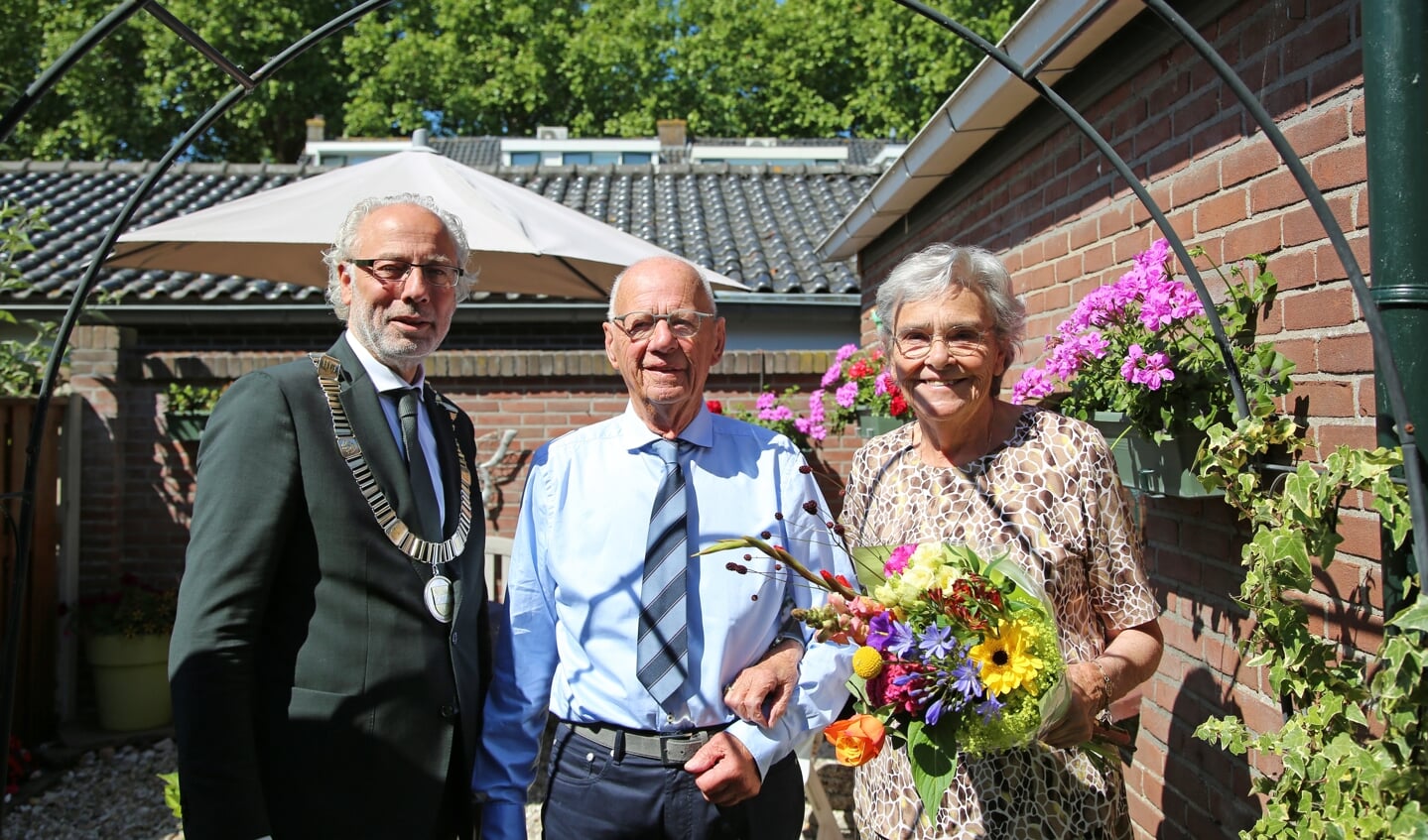 • Het echtpaar Killestijn-van Bemmel met burgemeester Victor Molkenboer.