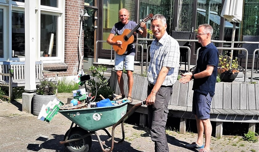 • Henry Mentink (midden) bij Veerhuis Varik na terugkeer van zijn krui-tocht naar Parijs. Links troubadour Kasper Heineke en rechts mede-organisator Frans-Willem Deliën.