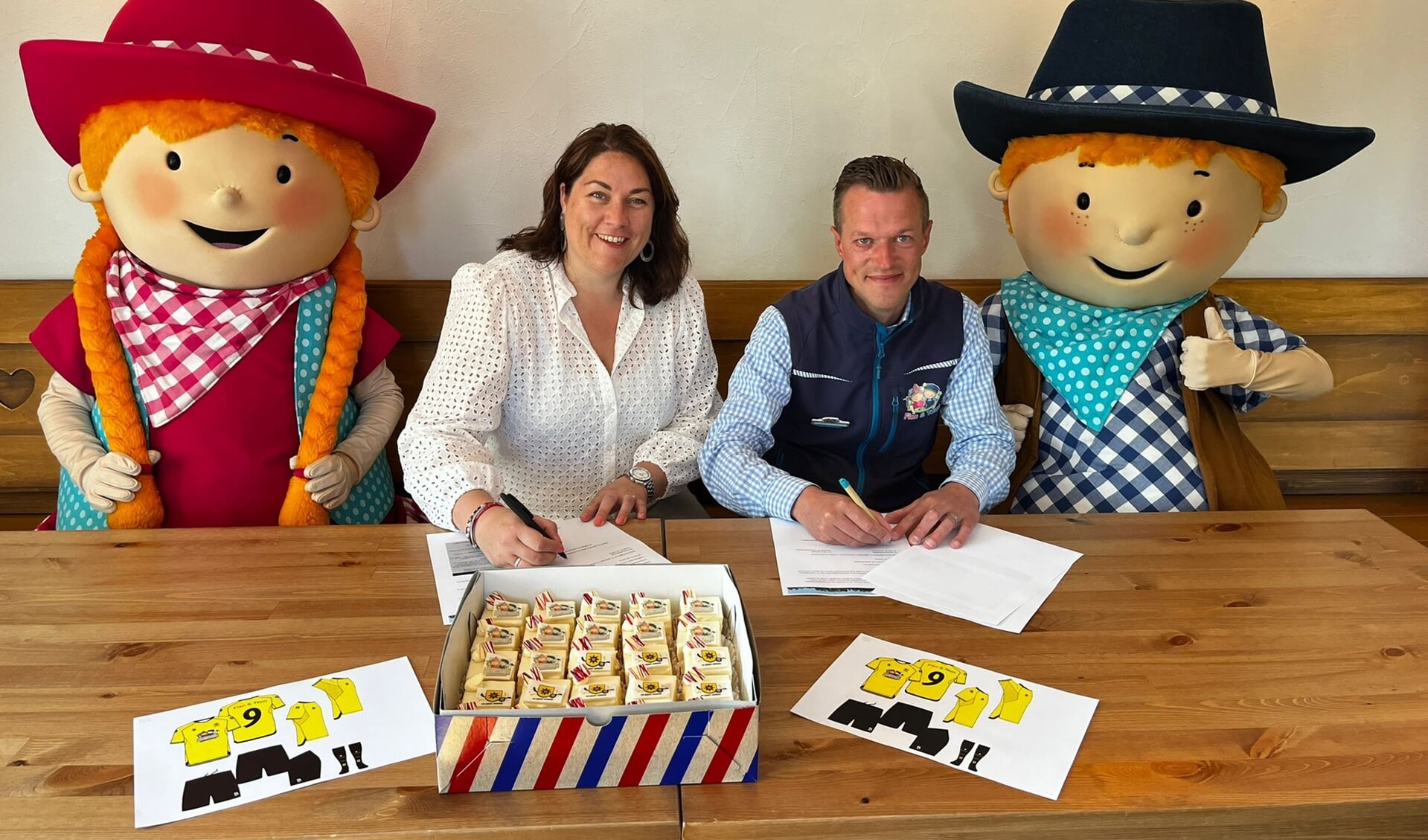 • Marijke Linneweever-Bouter, voorzitter van de sponsorcommissie VV Groot-Ammers, (links) en Mechiel Blokland, General Manager Avonturenboerderij Molenwaard, ondertekenen het contract.