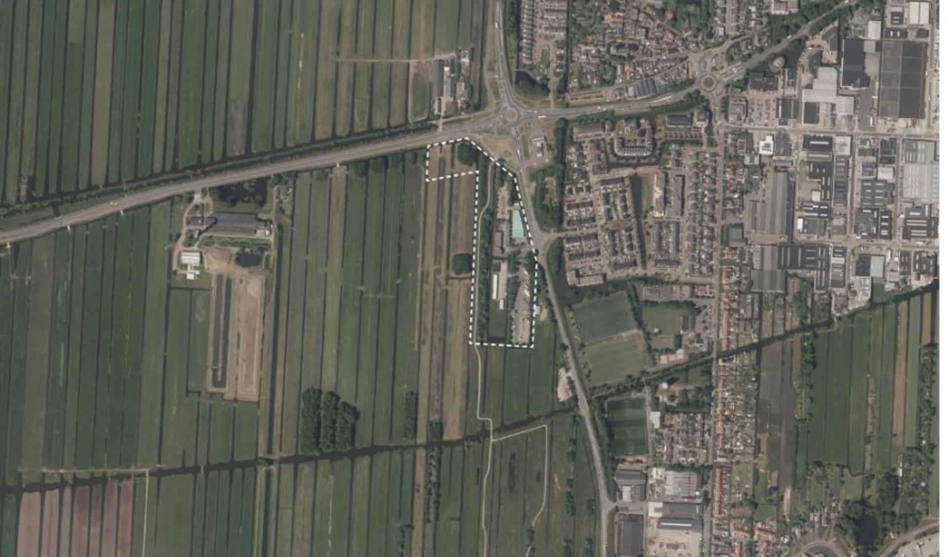 • Luchtfoto van de huidige situatie, met een markering van de geplande locatie van het nieuwe gemeentehuis (linksboven).
