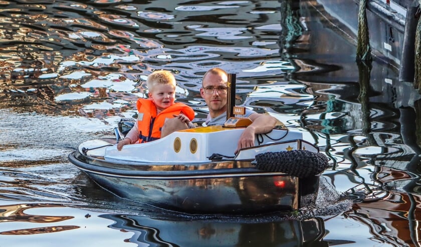 • Een 1,5 persoons bootje in de haven van Woerden, met daarin vader en zoon.  