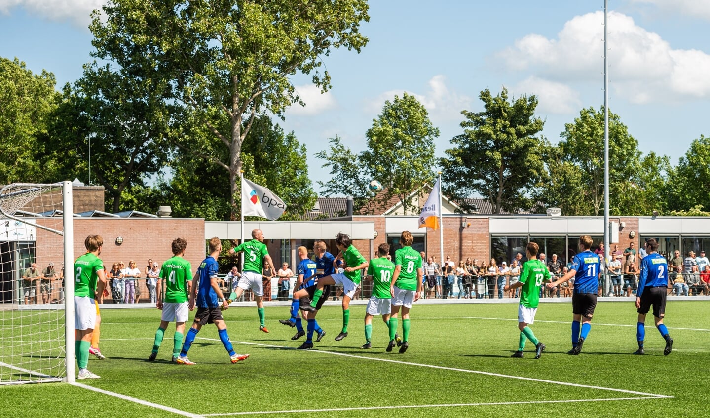 Bergambacht won zaterdagmiddag thuis met 3-0 van Zwammerdam. De drie doelpunten werden al in de eerste helft gemaakt.