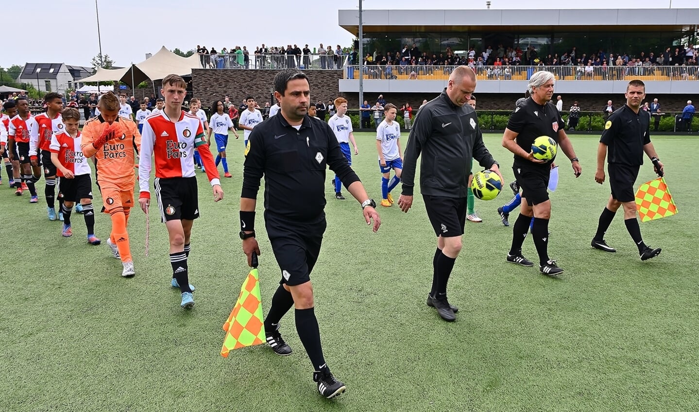 • Burgemeester Oskam floot de openingswedstrijd tussen CVV Zwervers en Feyenoord