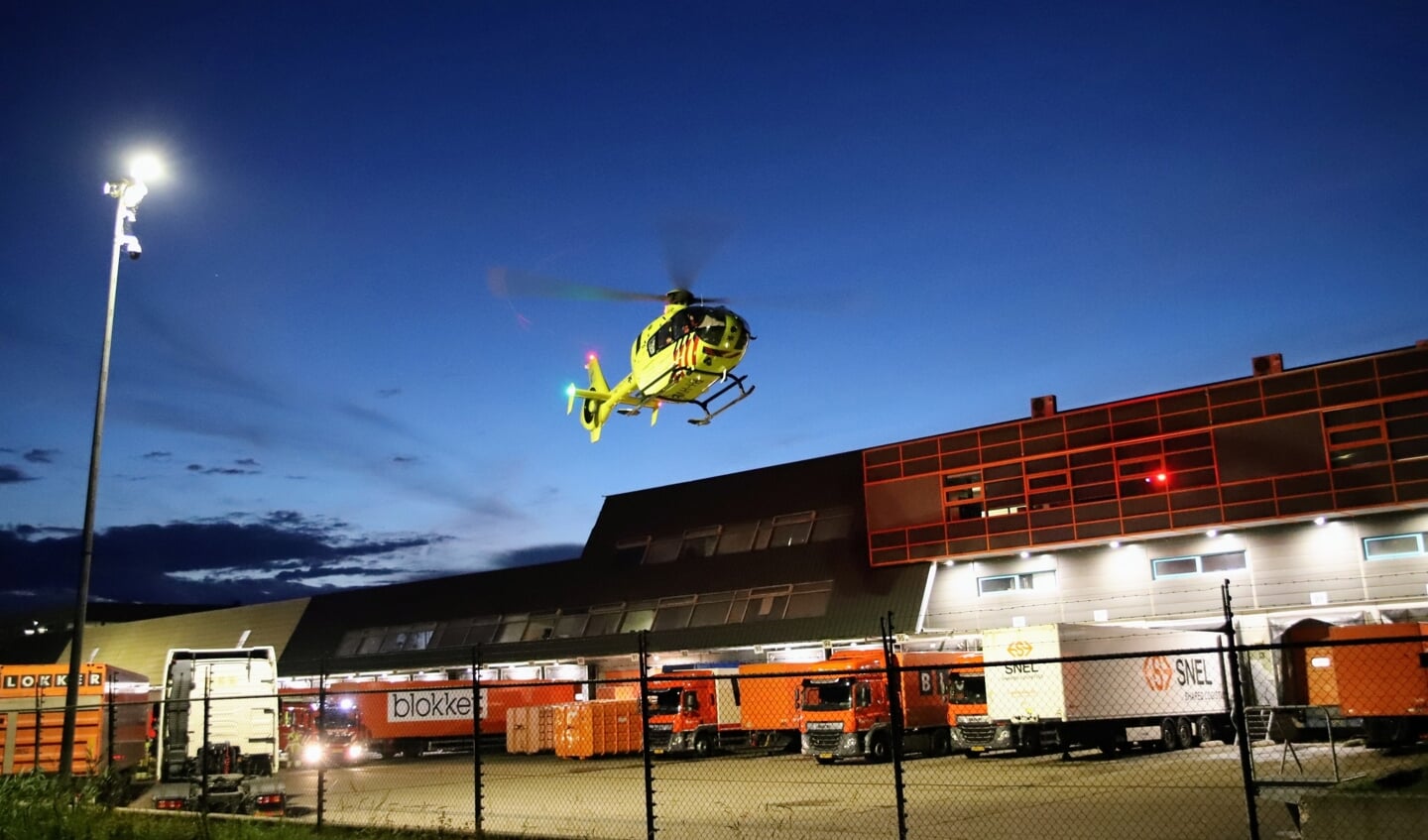 Traumahelikopter landt bij Blokker in Geldermalsen