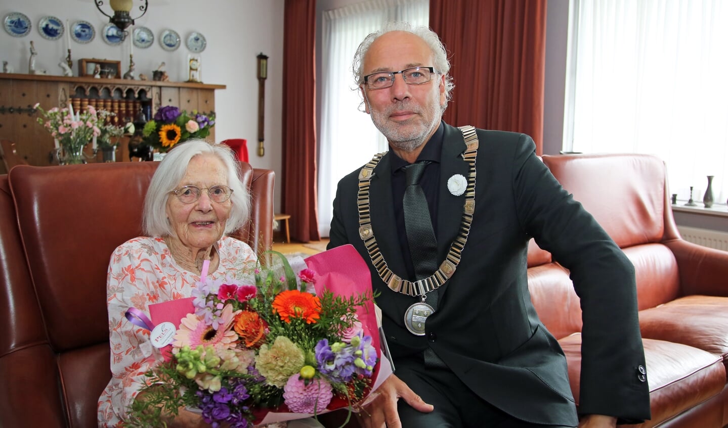• Burgemeester Victor Molkenboer kwam met een bos bloemen langs bij mevrouw Pluijmert-Gaaskeer om haar te feliciteren met haar 101e verjaardag. 