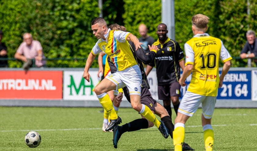 Actiebeeld van de voetbalwedstrijd tussen Spirit en Strijen in Ouderkerk aan den IJssel.