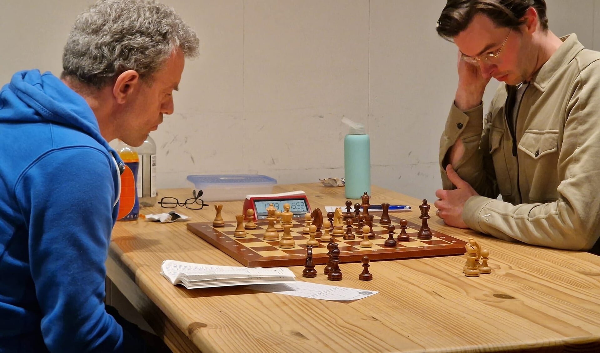 • CSV'er Mark Vermeer (links) schaakt tegen Tex de Wit.