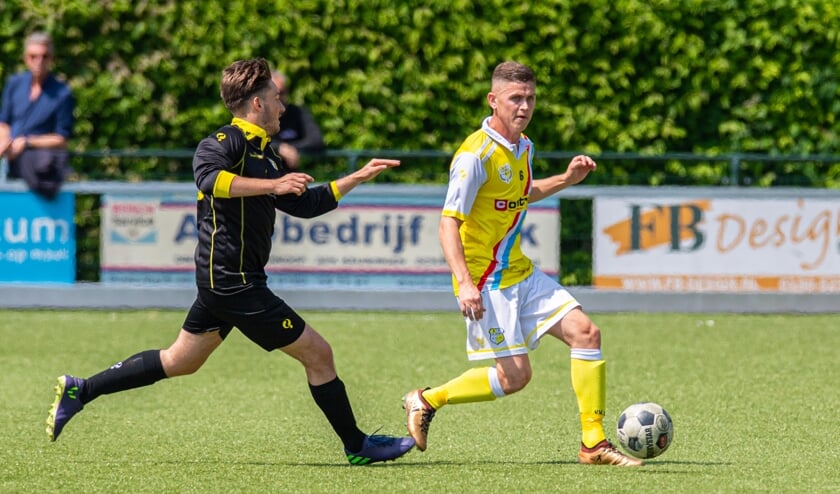 Actiebeeld van de voetbalwedstrijd tussen Spirit en Strijen in Ouderkerk aan den IJssel.