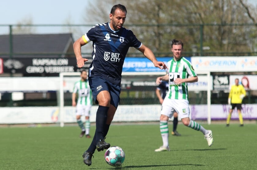 • Mounir El Hamdaoui met DHSC in actie tegen Achilles Veen.