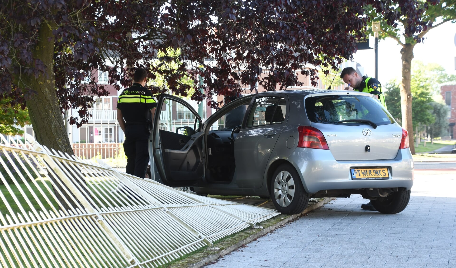 • Het hek raakte flink beschadigd nadat een auto er tegenaan was gereden.