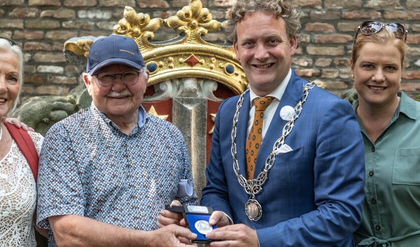 &bull; Severt van der Stad en burgemeester Pieter Verhoeve.  