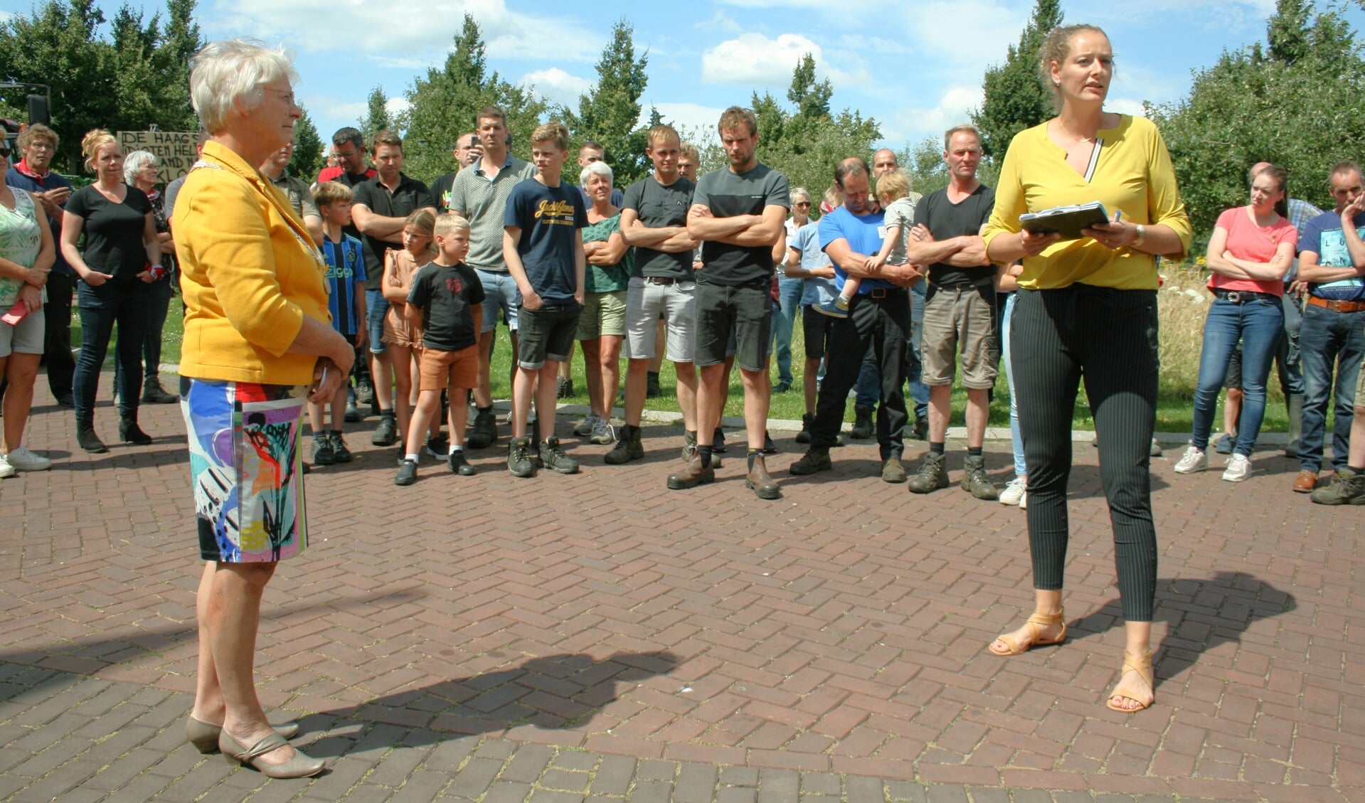 • Waarnemend burgemeester Josan Meijers (links) tijdens een boerenprotest, afgelopen zomer.