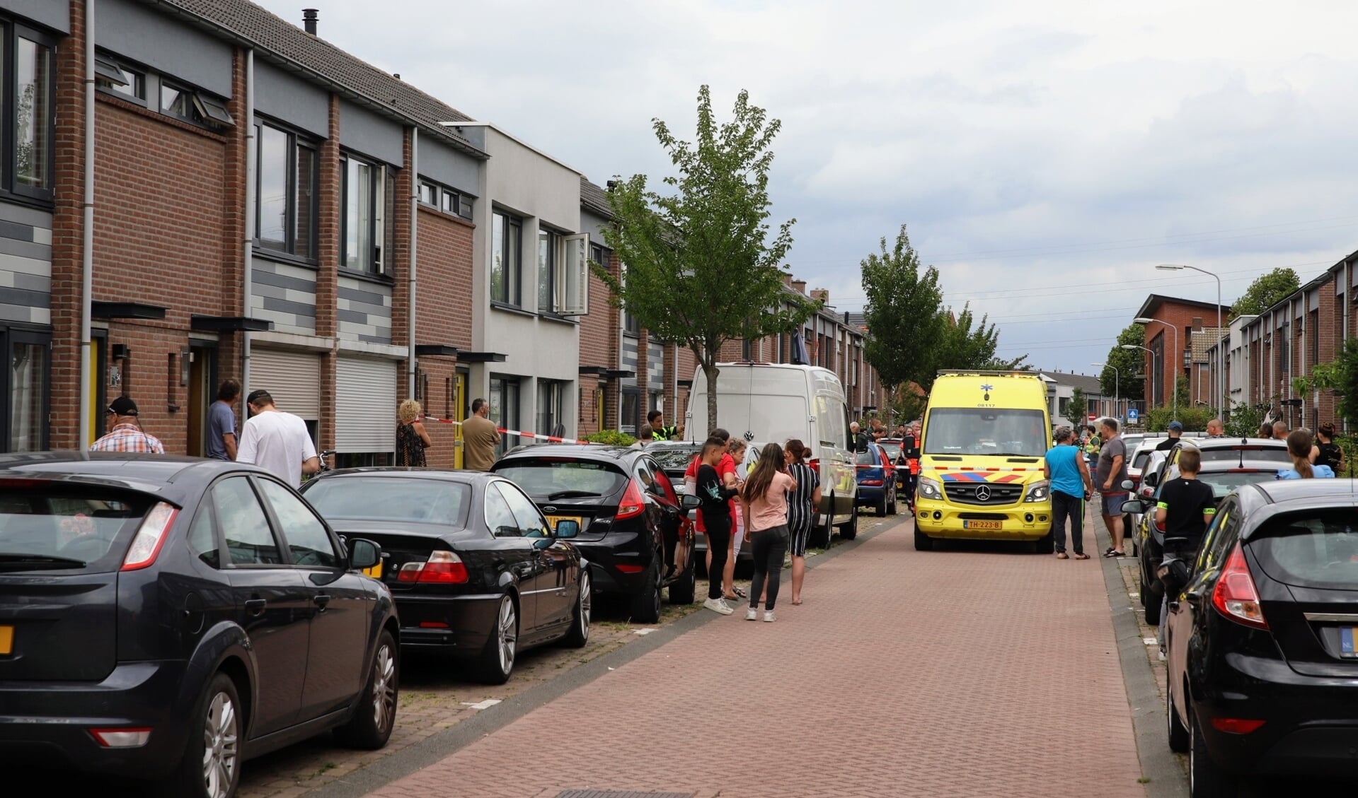 • Consternatie in de Meeuwstraat in Tiel, nadat een man enkele mensen had neergestoken en uit een raam sprong.