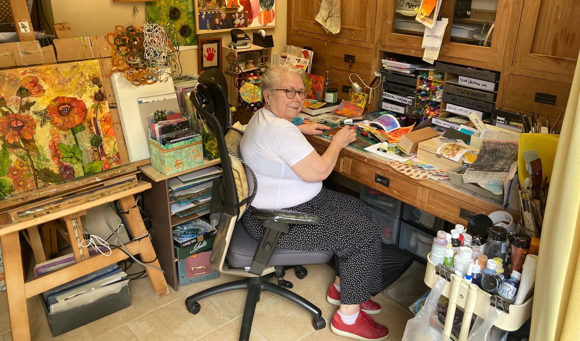 • Janke Deelman in haar atelier aan huis.