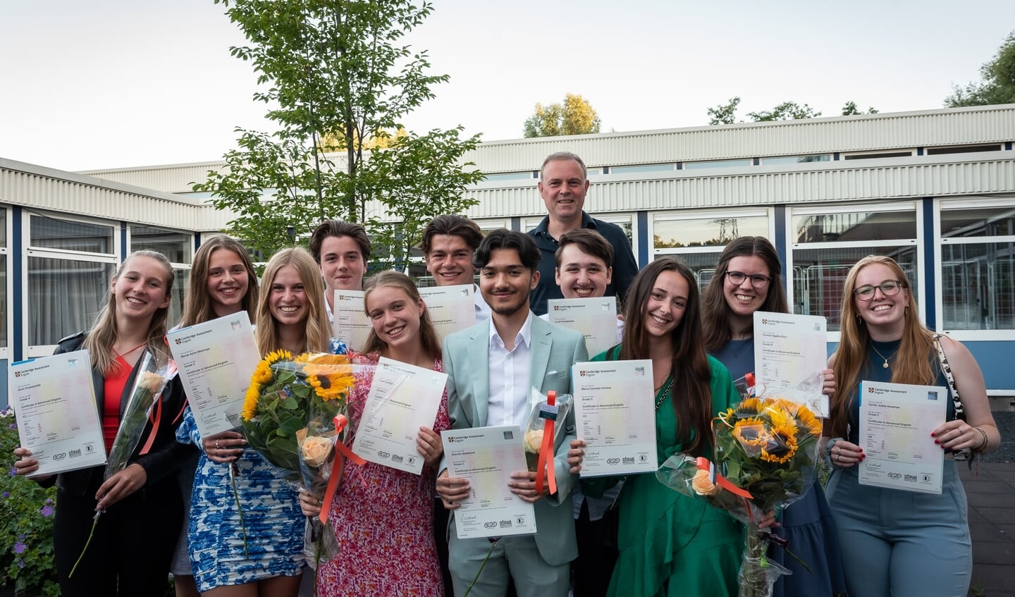 • Erik van Vugt, docent Engels & Cambridge coördinator en 11 geslaagde vwo-leerlingen mét Cambridge English certificaat tijdens diploma-uitreiking.