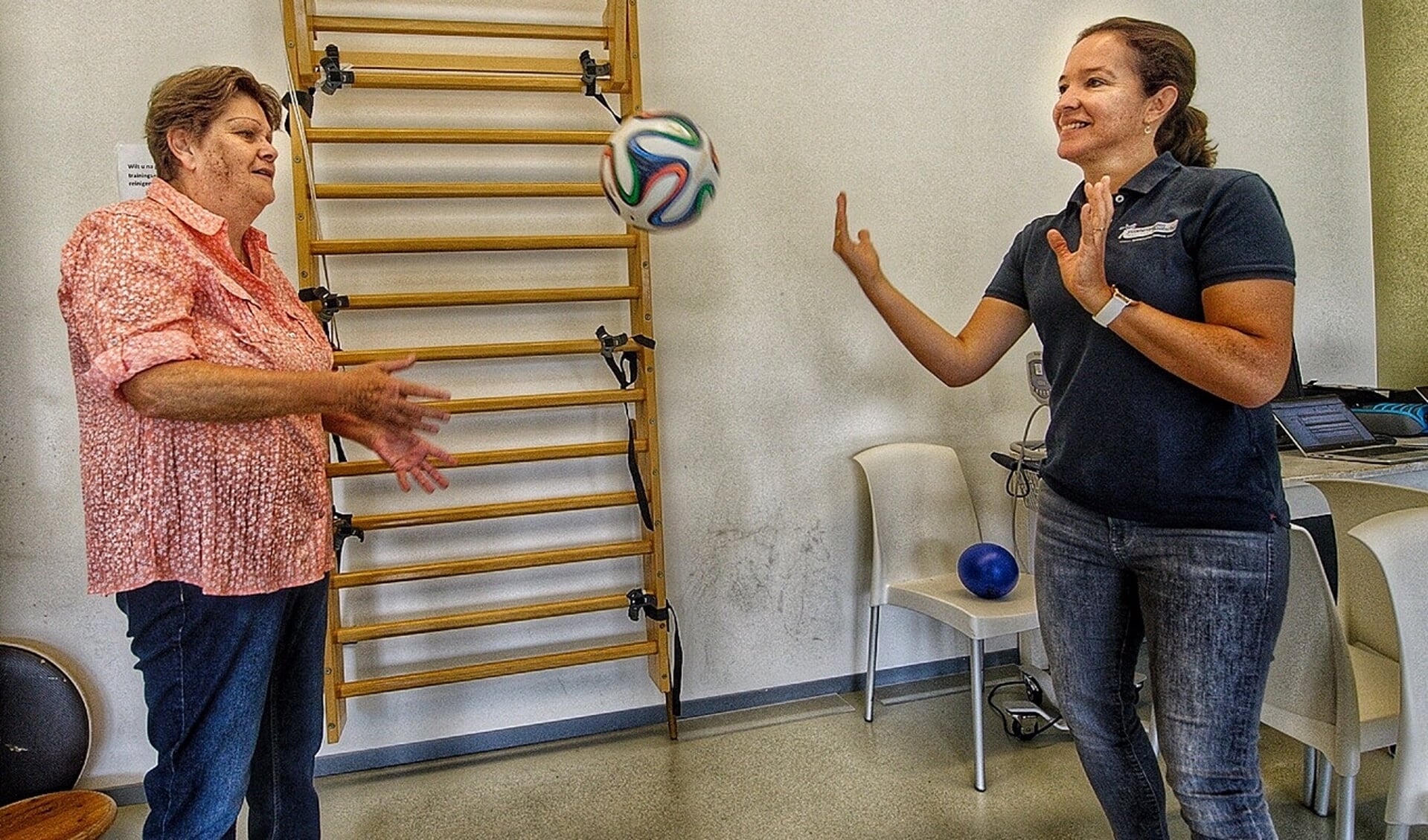 • Geriatriefysiotherapeut Annemiek Vonk (r) doet een baloefening met (oud-)deelneemster Annet Bons. 
