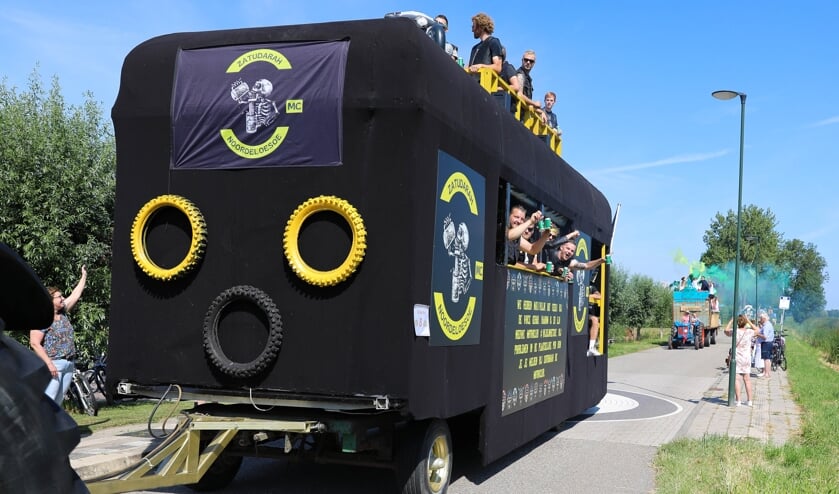• Allegorische optocht in Noordeloos.