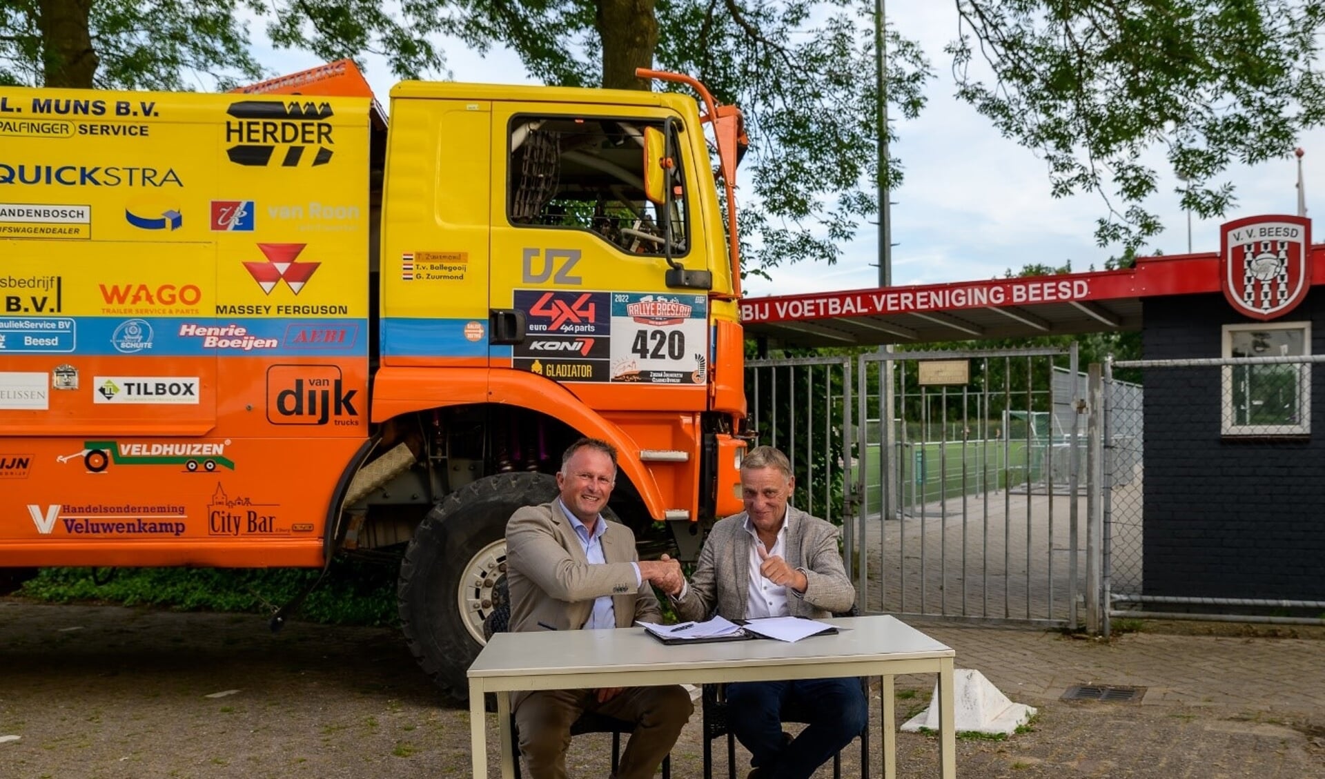 Gerrit Zuurmond, van De Jong Zuurmond en Max Kroeze, voorzitter VV Beesd ondertekenen de driejarige verbintenis als hoofdsponsor.