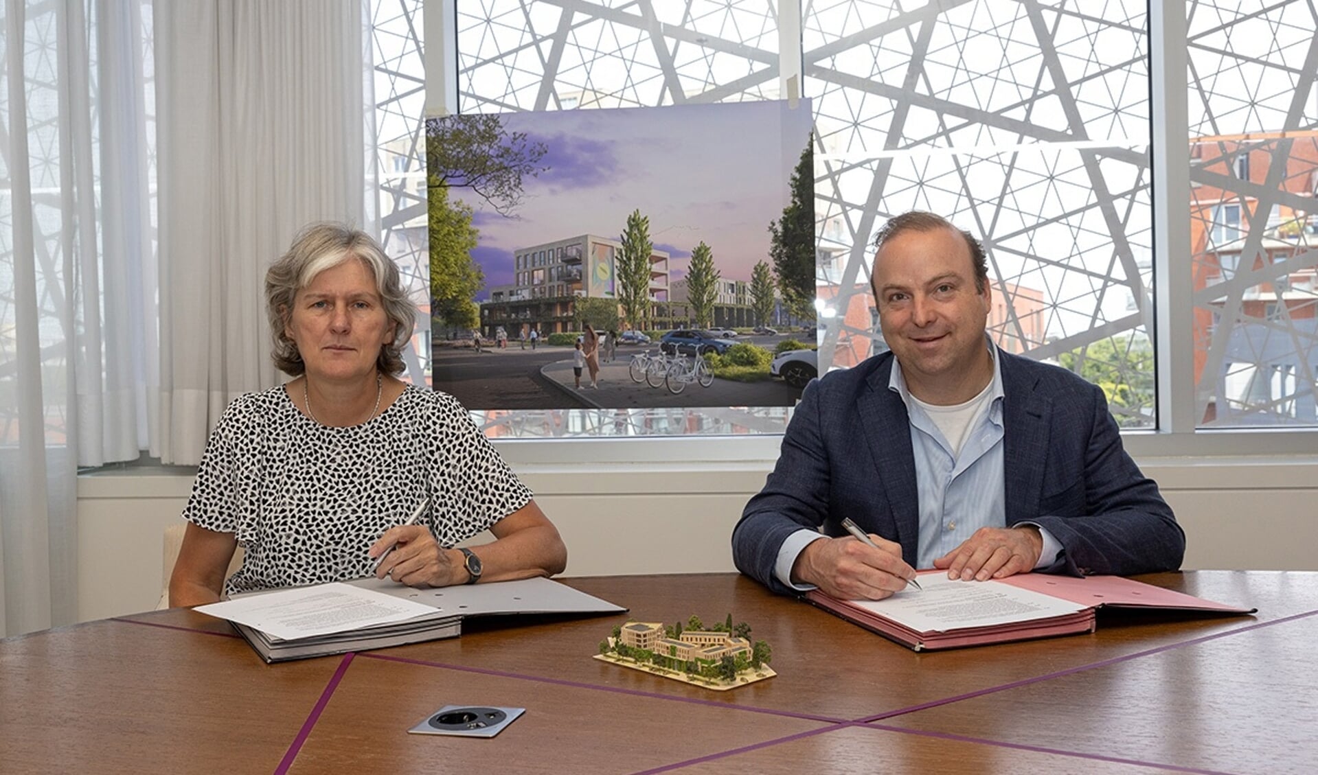 Ondertekening van de koopovereenkomst door wethouder Marieke Schouten (l) en jr. directeur bij Trebbe Hein Trebbe (r).
