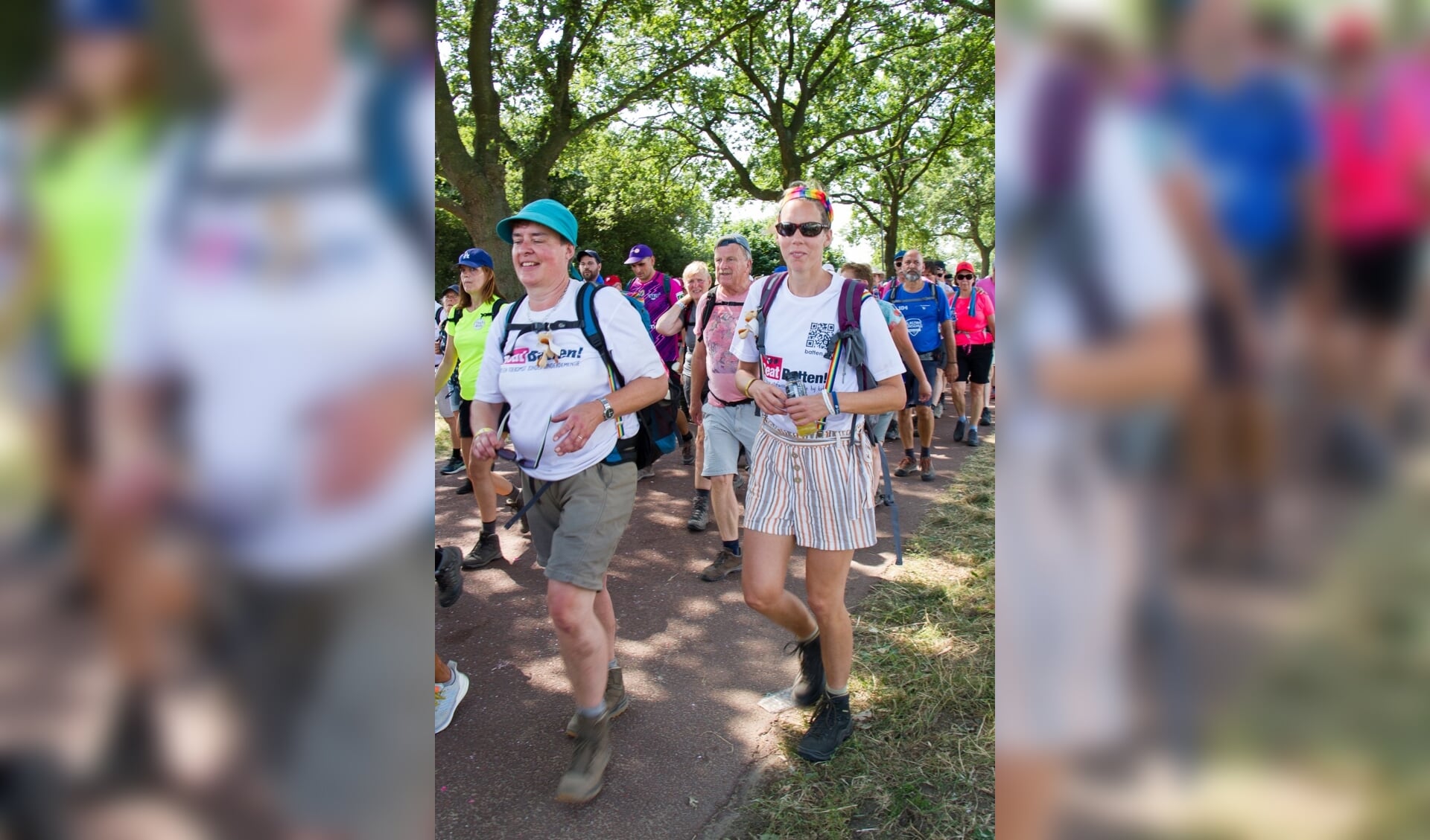 • Judith en Els tijdens de eerste wandeldag van de Driedaagse op woensdag. 