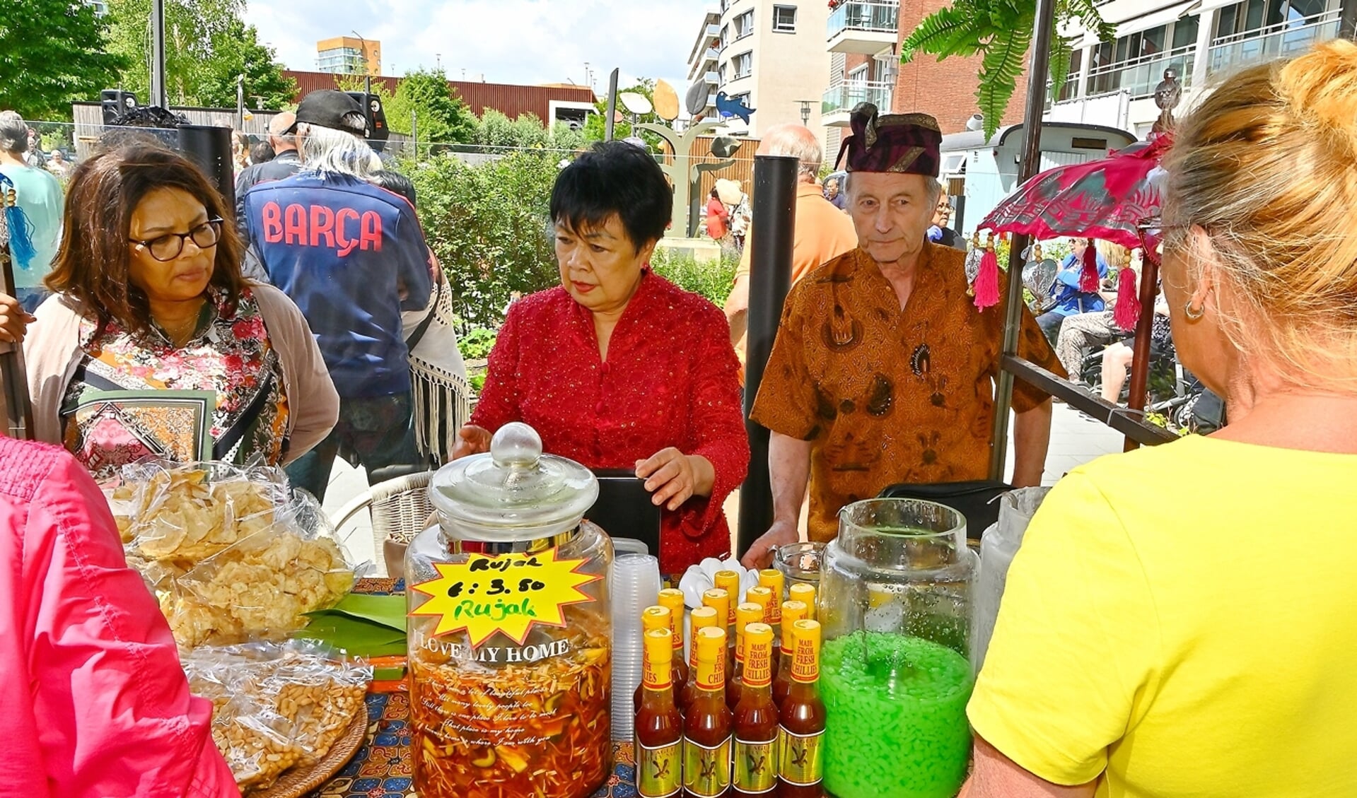 Genieten van lekkernijen op de Pasar Malam.