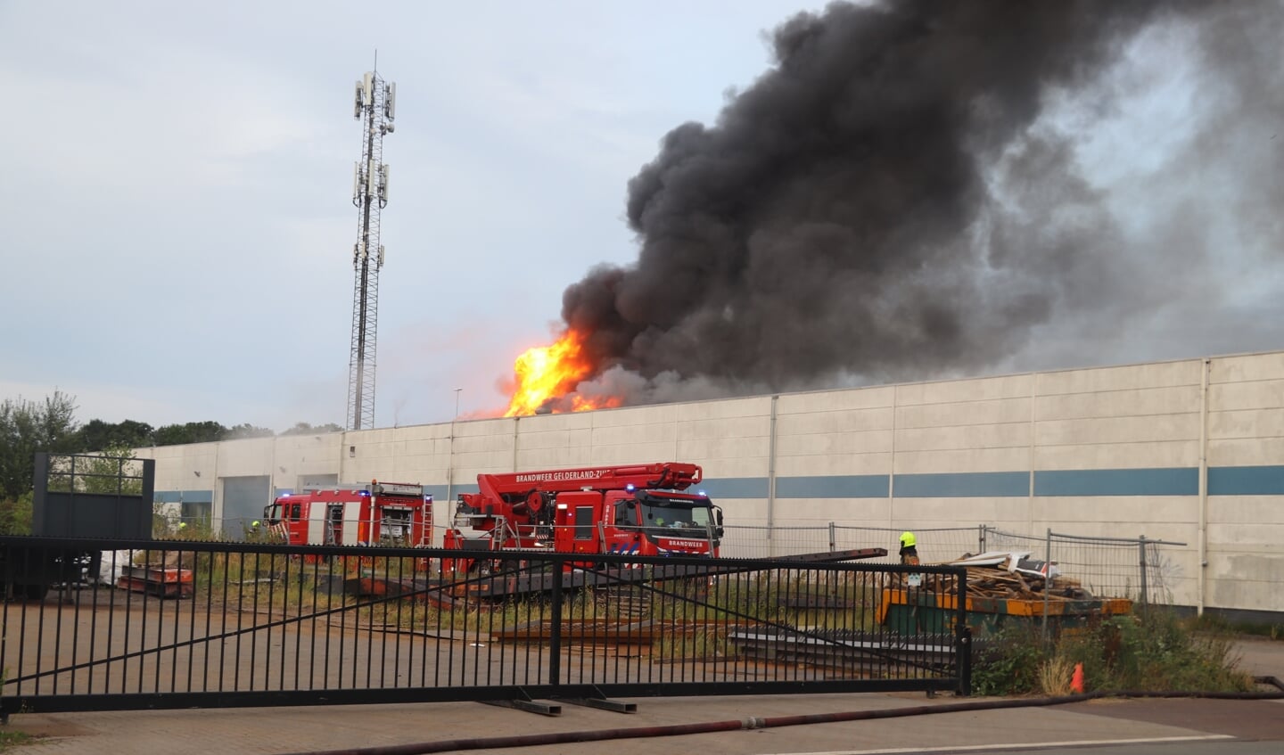 • De vlammen sloegen metershoog uit het dak van het bedrijfspand en volgens de politie bestaat er gevaar voor explosies.