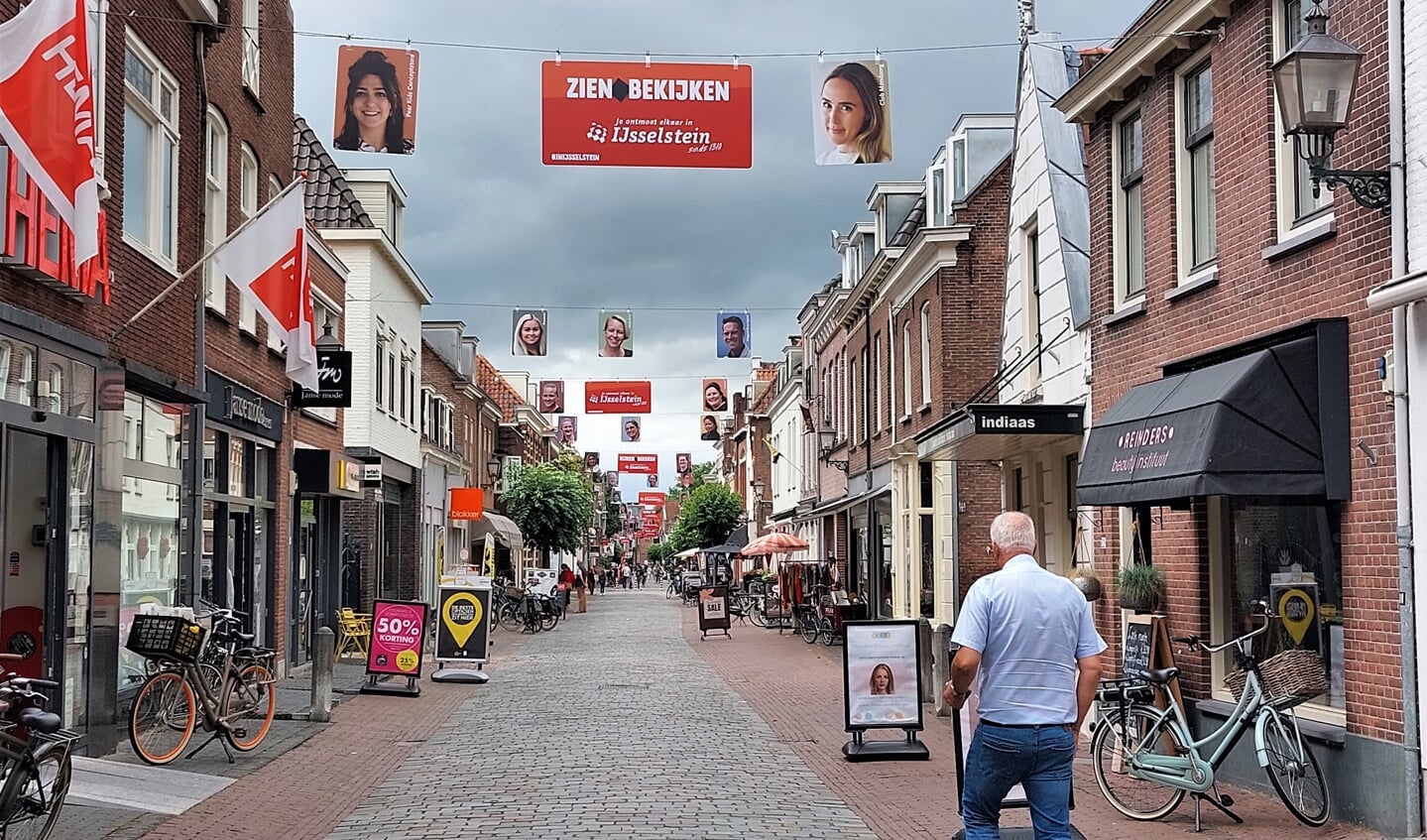 • Portretten in de binnenstad van bekende en minder bekende IJsselsteiners.