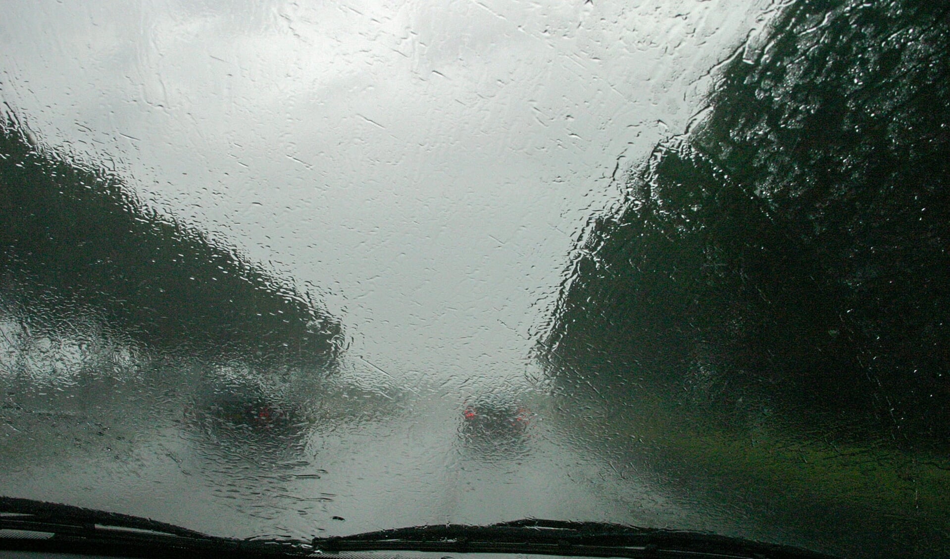 • Een creatief voorbeeld: in de auto tijdens een hevige regenbui tussen het ruitenwissen door.