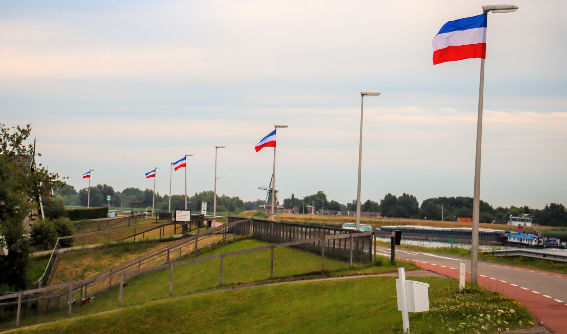 • Omgekeerde vlaggen aan de Lekdijk-West.