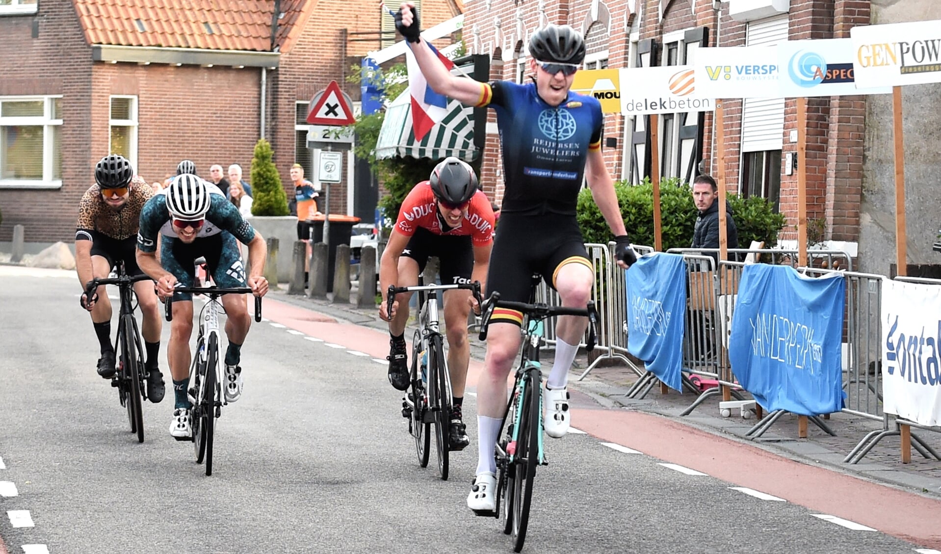 • Max Haaksman won de strijd om de eerste plaats bij de Amateurs in de Ronde van Groot-Ammers.