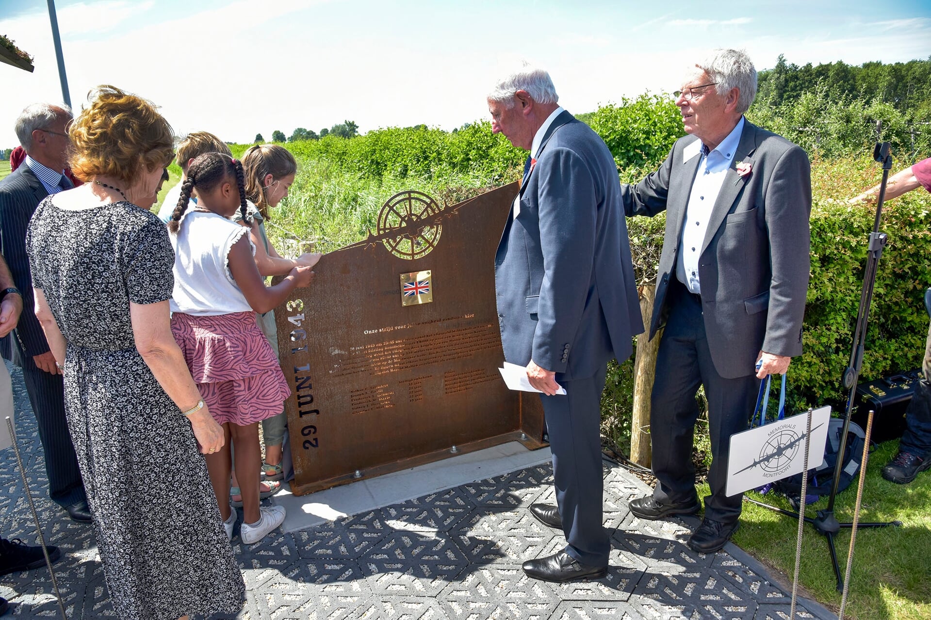 De onthulling van het Memorial Mastwijk door Gordon Garfit en schoolkinderen.