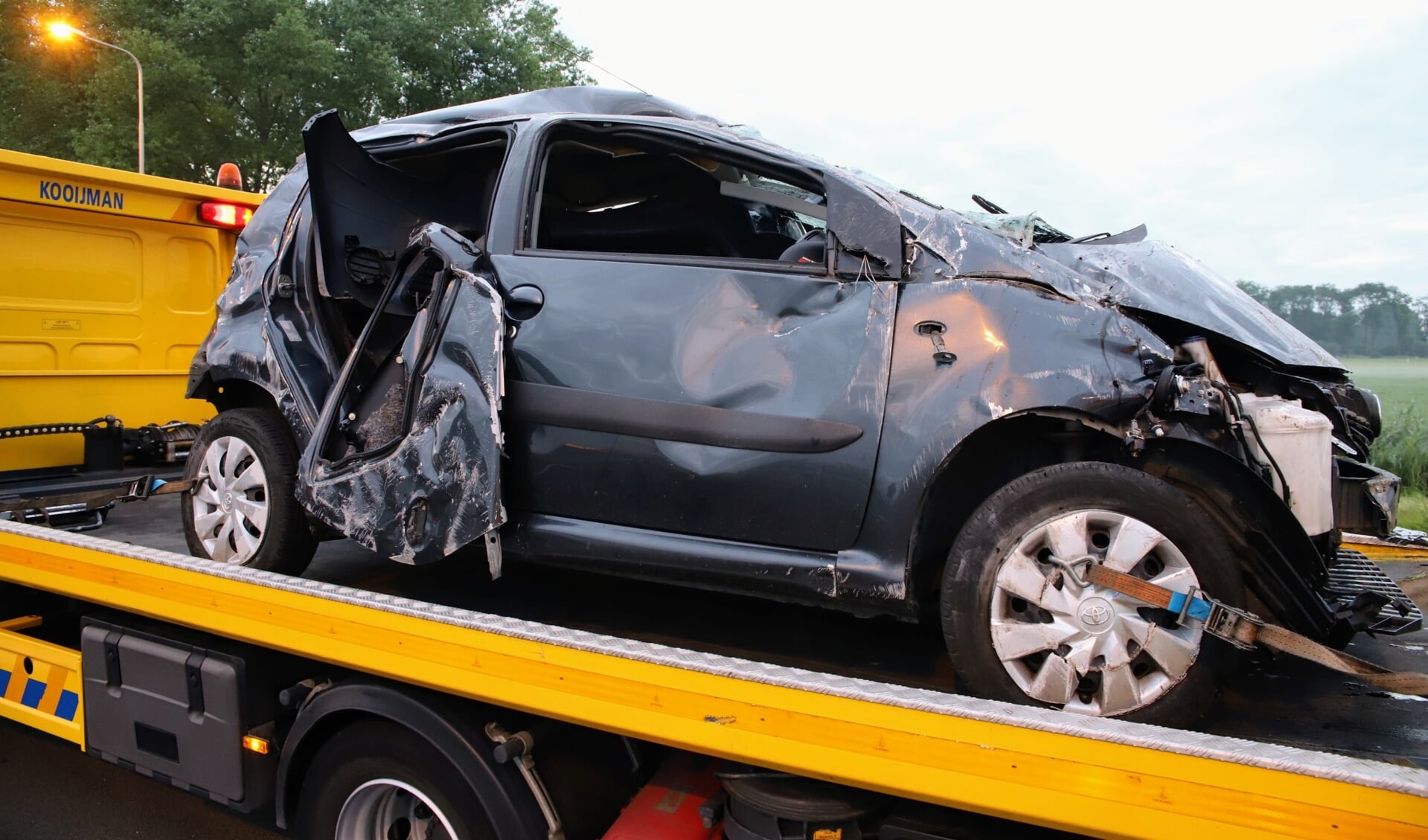 Personenauto Slaat Over De Kop Bij Ongeval Op De A2 Bij Beesd | Al Het ...