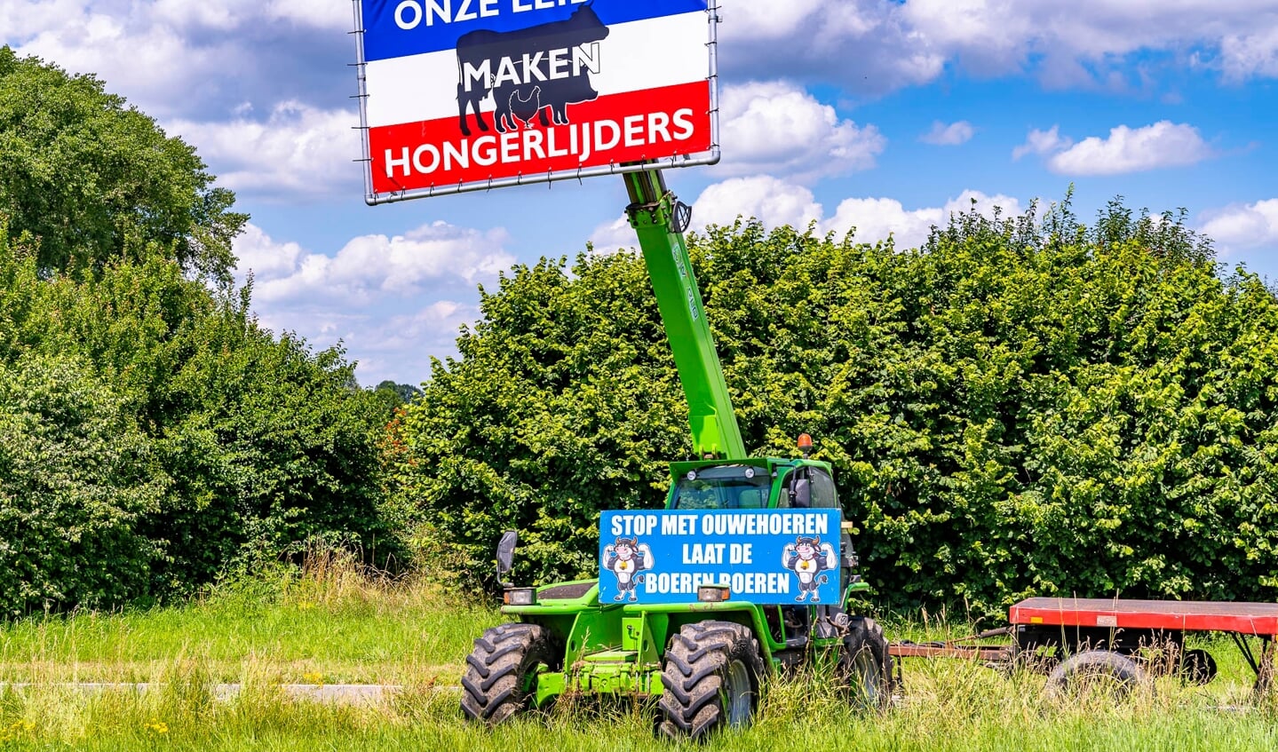 Boeren Demonstreren Tegen Stikstofplannen Op Rotonde Bij Giessen | Al ...