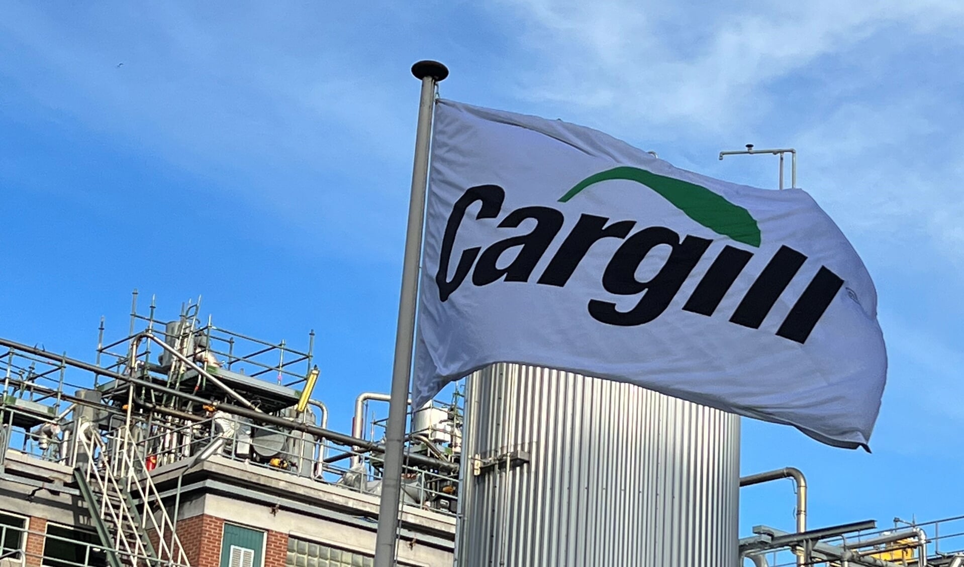 • De vlag van Cargill wappert aan het Buurtje 1 in Gouda.