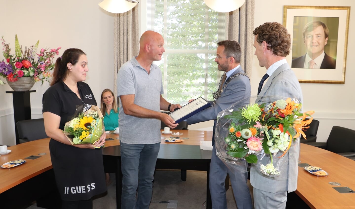 Mevrouw Zehra Kilicaslan (moeder van de kinderen), de heer Henk Elings, burgemeester Laurens de Graaf en de heer Joost Gunning van de Koninklijke Maatschappij tot Redding van Drenkelingen.