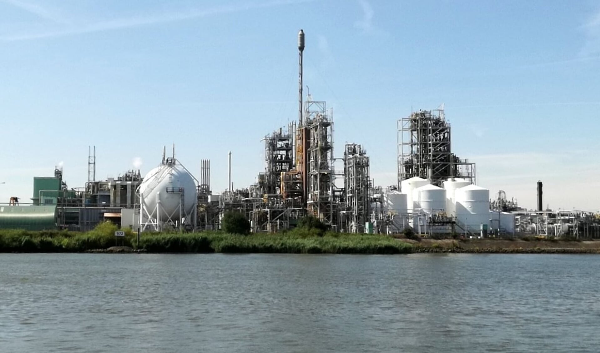 • De fabriek van Chemours in Dordrecht.