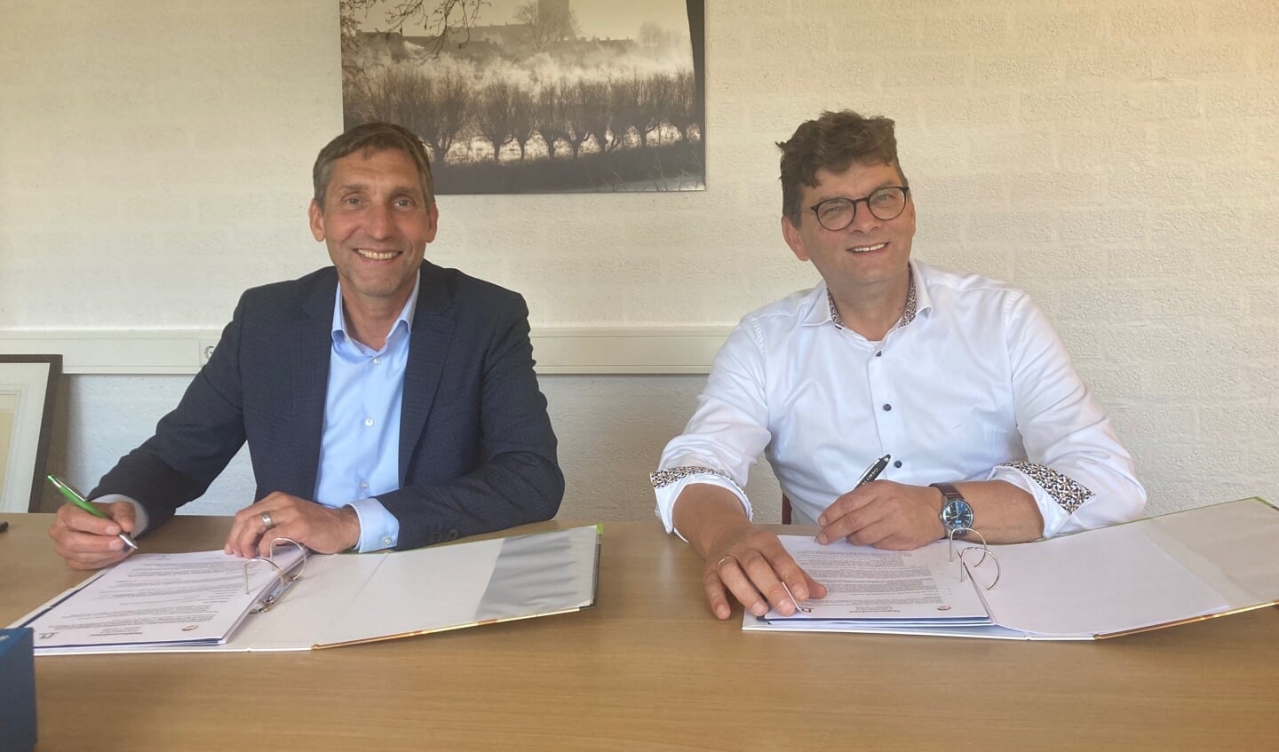 De overeenkomst voor de realisatie is ondertekend door Perry van Leeuwen, commercieel directeur bij BAM Wonen en Ed de Groot, directeur-bestuurder van LEKSTEDEwonen.